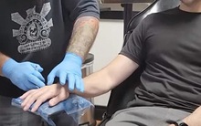 Chủ xe Tesla bỏ gần 10 triệu đồng để cấy luôn khóa vào tay cho tiện