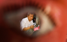 Thức xuyên đêm làm 10.000 mặt nạ giấy bồi cho Tết Trung thu