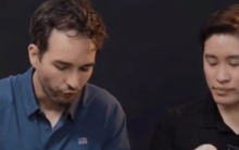 Người nước ngoài với biểu cảm thú vị khi lần đầu thử các món ăn vặt tuổi thơ của Việt Nam?