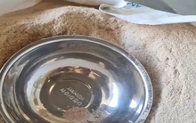 Xem xét khởi tố doanh nghiệp trộn bột đá vào cám chăn nuôi