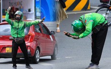 Câu chuyện phía sau hình ảnh chàng tài xế xe ôm công nghệ giúp CSGT phân luồng ở Hà Nội: Đã hiến máu và tiểu cầu hơn 100 lần