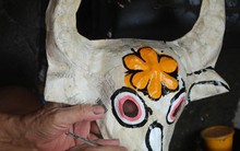 Nghệ nhân tỉ mẩn chuẩn bị hàng nghìn chiếc mặt nạ giấy bồi đón Trung thu