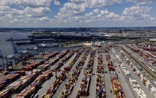 Sáu tháng chiến sự, hàng tỉ USD hàng hóa Nga vẫn chảy sang Mỹ