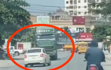 Phẫn nộ cảnh xe ô tô con liên tục lạng lách, đối đầu với nhiều phương tiện đi ngược chiều