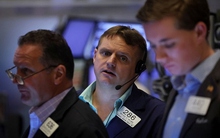 Chứng khoán Mỹ lao dốc sau bài phát biểu của ông Powell, Dow Jones mất hơn 1.000 điểm