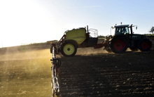 Bia khan hiếm, lợn gà dồn đống: Khủng hoảng phân bón làm đình trệ chuỗi thực phẩm châu Âu