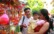 Tấp nập mua sắm đón Tết Trung thu trên phố cổ Hà Nội