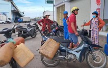 Ngư dân tất tả mang từng can mua dầu để ra khơi, cây xăng lắc đầu báo đứt hàng
