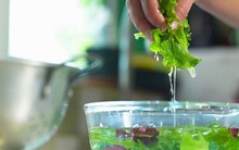 Rau sống ngâm nước muối đã đủ an toàn? Chuyên gia chỉ ra những sai lầm nhiều người mắc