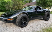 Xe thể thao Chevrolet độ lốp khổng lồ