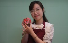 Mang hình ảnh áo dài, cây tre Việt Nam lên bánh Trung thu