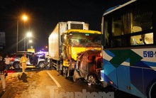 Hình ảnh ô tô bẹp dúm, nằm ngổn ngang sau vụ tai nạn liên hoàn trên cao tốc