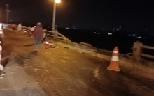 Xe container húc đổ lan can cầu Thanh Trì, lao xuống sông Hồng lúc rạng sáng