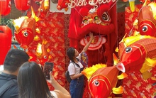 Đường phố Hà Nội rực rỡ sắc màu Trung thu, khách mạnh tay chi tiền "sống ảo"