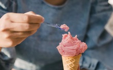 Tại sao chúng ta thường cảm thấy buồn ngủ ngay sau khi ăn?