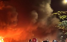 Dãy ki-ốt ở Bình Dương cháy dữ dội trong đêm