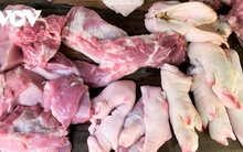 Giá thịt lợn tăng cao, người mua 10.000 đồng cũng bán