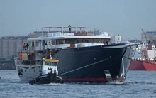 Nhân viên trên du thuyền 500 triệu USD của tỷ phú Jeff Bezos rọi đèn pin ngăn người ngoài chụp ảnh