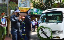Khoảnh khắc xúc động: 3 chiến sĩ PCCC "về thăm nhà" lần cuối, đồng đội và người dân xếp hàng dài bên đường chào tiễn biệt