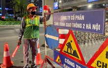 Công nhân hối hả lắp dải phân cách cứng tách ô tô, xe máy Đường Nguyễn Trãi trong đêm
