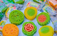 Bánh trung thu 'rẻ hơn mớ rau' bán tràn lan chợ mạng, hạn sử dụng lên tới nửa năm khiến nhiều người ngỡ ngàng