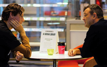 Độc đáo thư viện cho "mượn người" thay vì mượn sách: Bạn sẽ có 30 phút để lắng nghe câu chuyện về cuộc đời của những người xa lạ