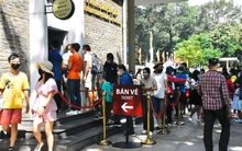 TP.HCM: Người dân 'chen chân' vui chơi trong ngày đầu nghỉ lễ