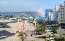 Không còn cảnh chen chúc, đường phố Vũng Tàu thông thoáng, người dân đội nắng tắm biển trong chiều 1/9