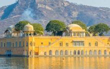 ‘Cung điện nước’ tráng lệ nằm giữa hồ được xây dựng từ thế kỷ 18