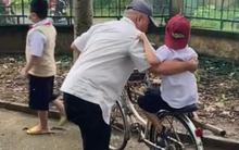 Xúc động cảnh cụ ông mất một chân lúi húi chở cháu đi học về trên xe đạp