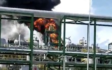 Khói ngùn ngụt, lửa bốc cao tại dự án hóa dầu Long Sơn