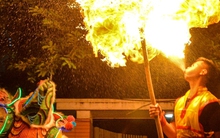 Ảnh: Độc đáo màn múa sư tử, thổi lửa như nghệ sĩ xiếc trong đêm Trung thu của những thanh niên ngoại thành Hà Nội