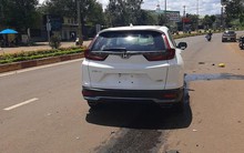 CLIP: Kinh hoàng ô tô tông 3 thiếu niên văng xa nhiều mét