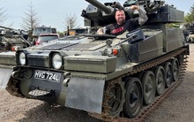 Lực sĩ khỏe nhất thế giới đem xe tăng đi rửa: Phải cầm ô vì không ngồi vừa bên trong xe