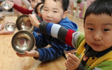 Bố mẹ làm 3 điều đơn giản này, con chắc chắn học được tính tiết kiệm