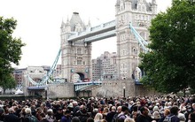 Đoàn người xếp hàng vào viếng Nữ hoàng Anh dài tới 7km