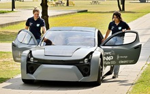 Sinh viên tự chế xe điện như BMW, hút CO2 như cây xanh