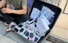 Trong khi iPhone 14 liên tục cháy hàng, dân buôn Việt cố gom từng đơn một thì tại đây, máy được bán như mớ rau ngay trên vỉa hè