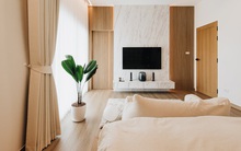 Ngôi nhà 2 tầng nhìn ngoài tưởng hiện đại, đơn sơ ngờ đâu bên trong ấm cúng, đầy đủ tiện nghi