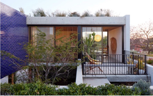 Sống mãi không chán trong ngôi nhà được 'khoét' sân vườn ở giữa, tô điểm không gian xanh ấn tượng