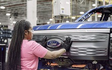 Xe Ford không thể giao cho khách vì… thiếu logo