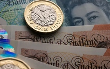 Bảng Anh mất giá kỷ lục, hướng tới ngang giá với USD