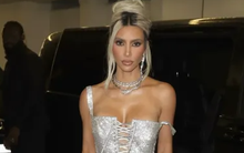 Kim Kardashian phải nhảy lên cầu thang vì bộ đầm bó sát