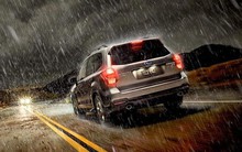 Những cách bảo vệ ô tô khi mưa bão