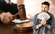 Thành triệu phú USD nhờ thắng kiện người yêu cũ tội quấy rối