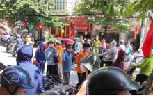 Người dân xếp hàng mua bánh Trung thu