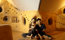 Rời thành phố, cặp vợ chồng 9X tự tay nhào đất sét 'nặn' nhà