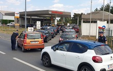 Lái xe Bỉ đổ xô sang Pháp mua nhiên liệu giá rẻ