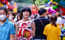 Phố Hàng Mã hấp dẫn du khách nước ngoài đến khám phá trước dịp Tết Trung thu