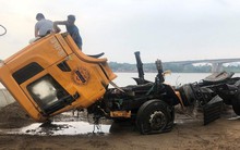 Hình ảnh container được trục vớt từ đáy sông Hồng